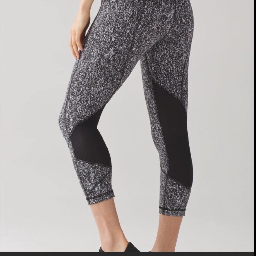 LULULEMON 2  Bl/Wh Crop Inseam 21" Deep Breathe
